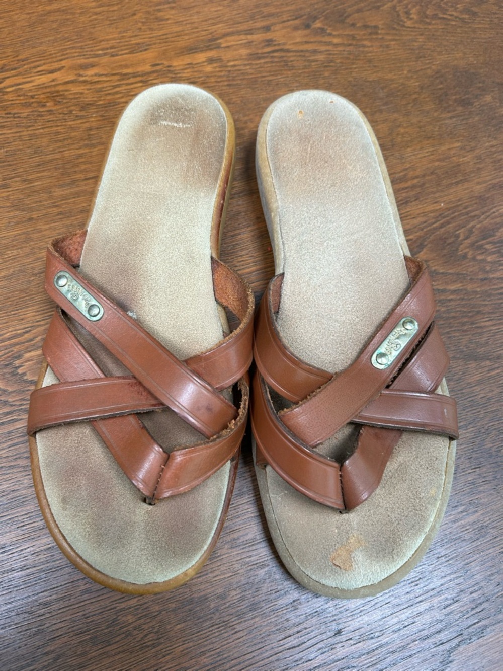 Women's Brown Leather Crossover Slide Thong Sandals, Sz 8. Metal brand on strap.
